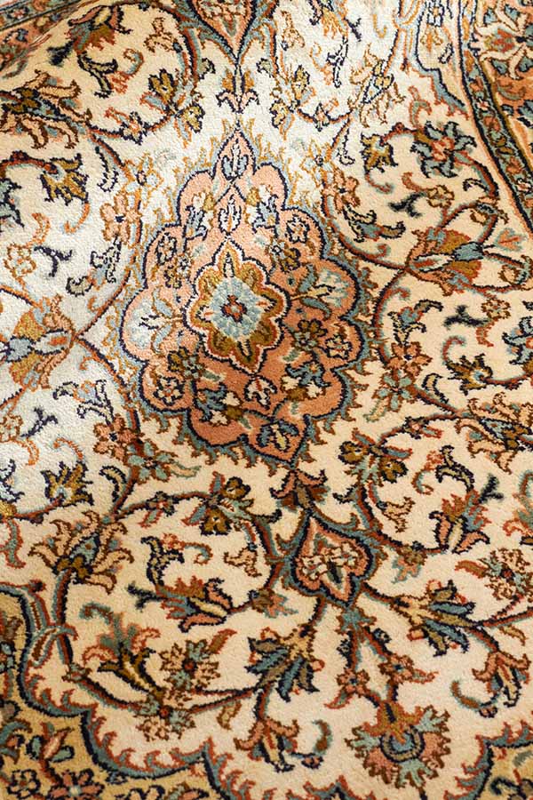 カシミール産シルク絨毯の光沢