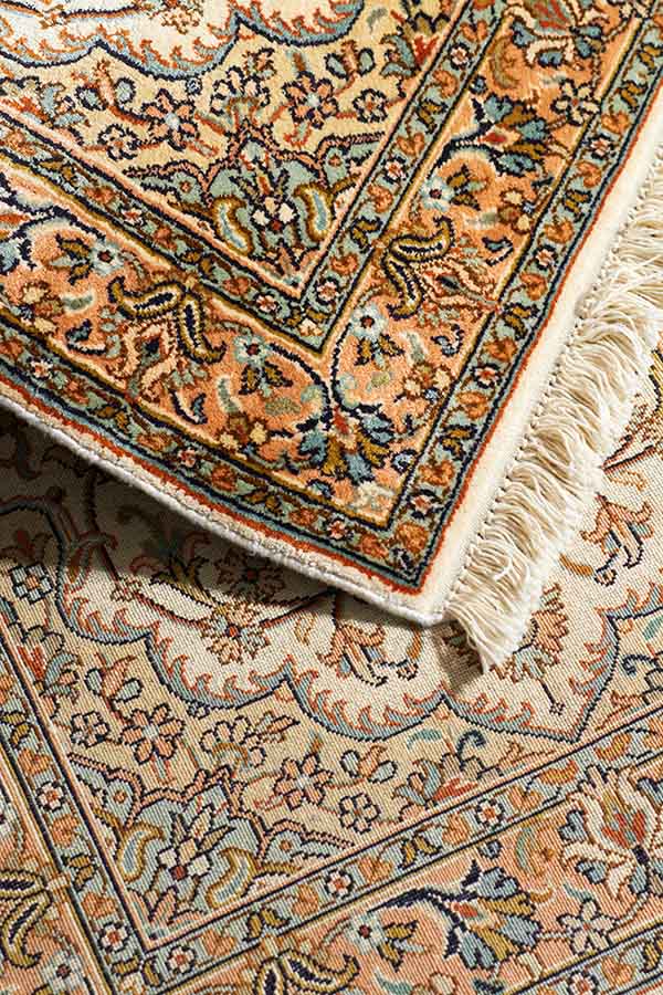 カシミール産シルク絨毯の織りの密度