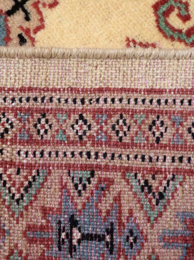 ベージュと白の手織り絨毯 - 見る角度によって変わる色合い