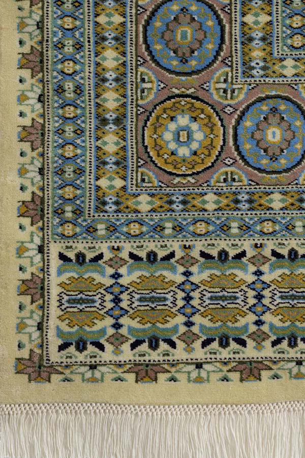 パキスタンの職人技が光る、細やかなディテールのウール絨毯