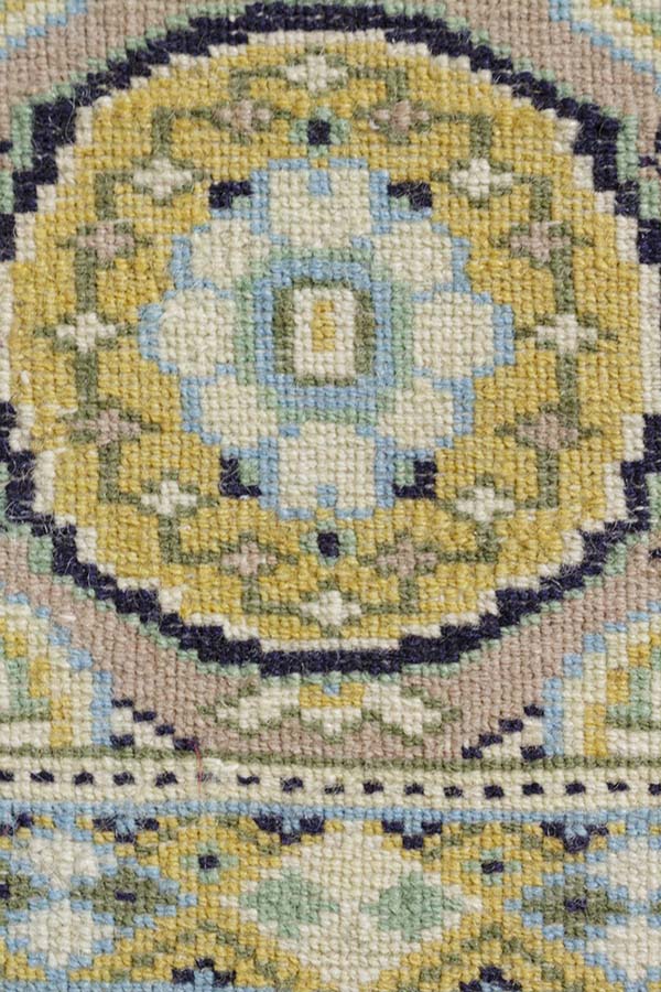 繊細な模様と深い色合いが特徴の高品質な絨毯