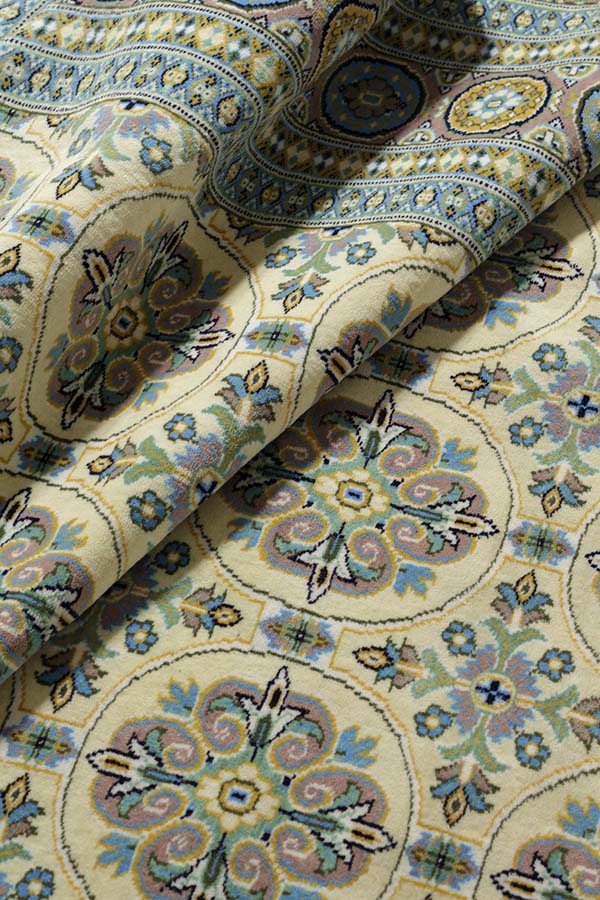 手織りで作成された伝統的なパキスタン絨毯のアップクローズ
