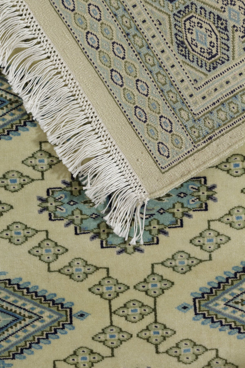 緻密な織りと高品質ウールの絨毯