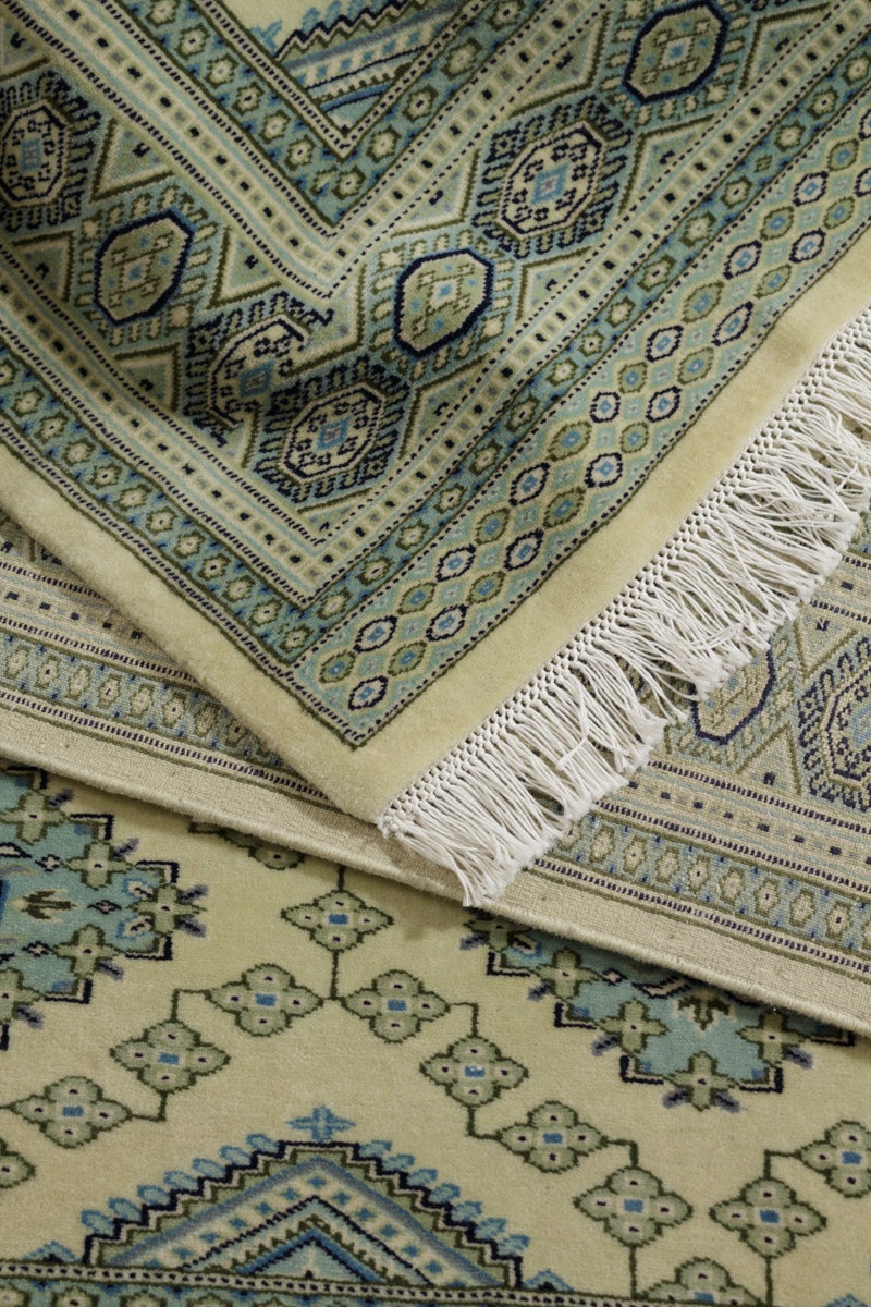 パキスタン絨毯、緻密な織りを強調