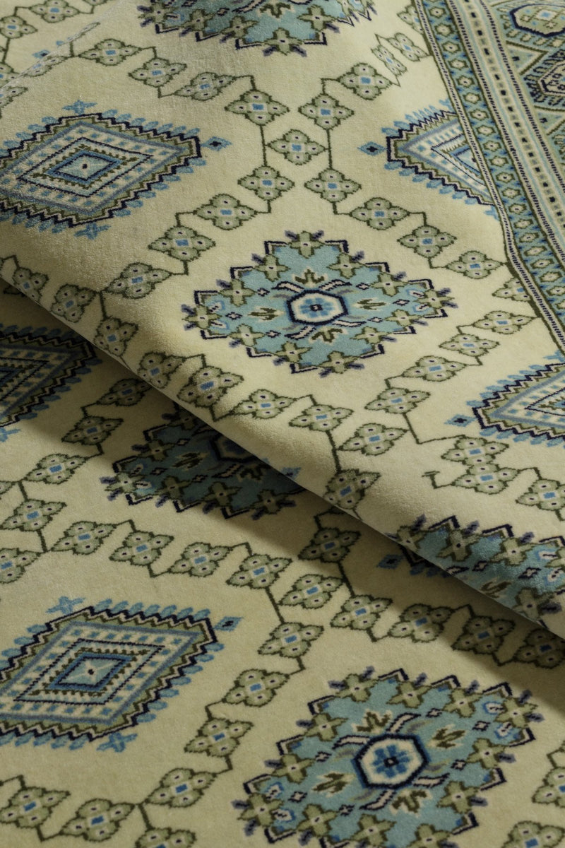 ラホール産絨毯の横からのテクスチャと織り模様