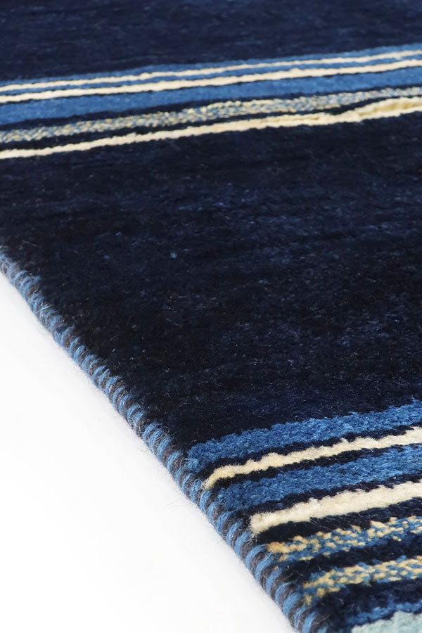 ギャッベ絨毯81cm x 121cm、ネイビーブルーのベース、明るいブルーとホワイトのボーダー、ラクダと女の子のデザイン