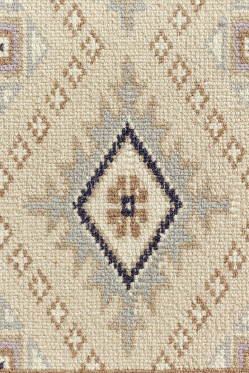 パキスタン、パンジャーブ州の伝統的なデザインが施されたウールの絨毯、サイズ：206cm x 258cm、織りの細かさ12/24