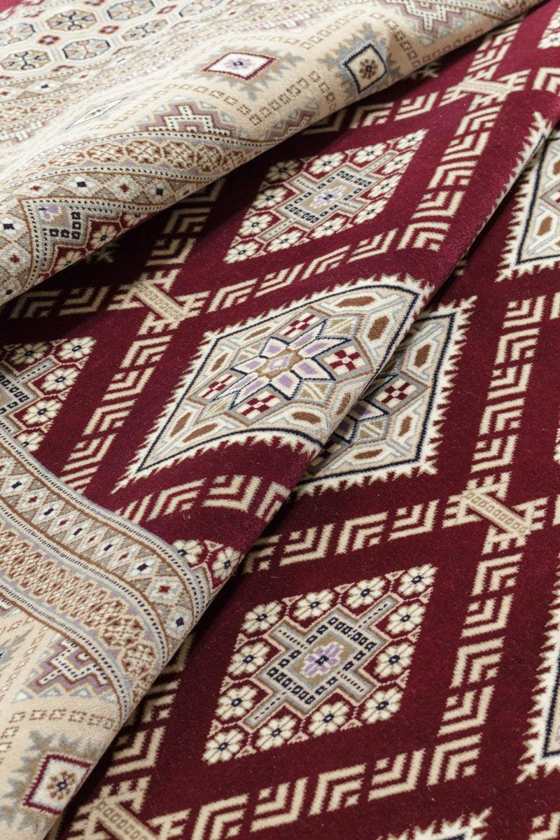 パキスタンパンジャーブ州ラホールの伝統を感じる絨毯、ニュージーランドウール使用、深みのある赤色デザイン、商品番号：32710