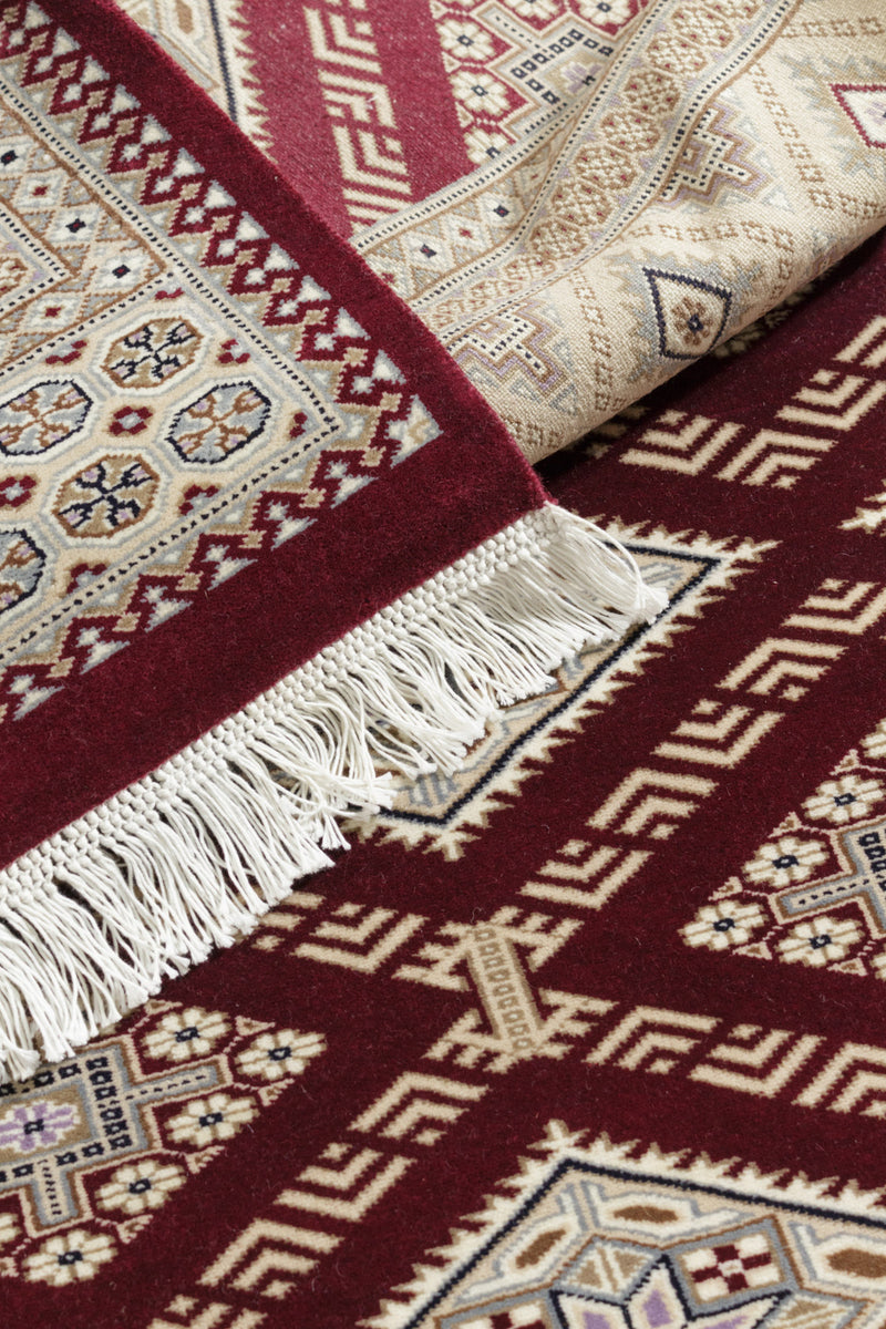 パキスタン、ラホール産の伝統的手織り絨毯、ニュージーランドウール100%、赤色の緻密な織り模様、サイズ：206cm x 258cm
