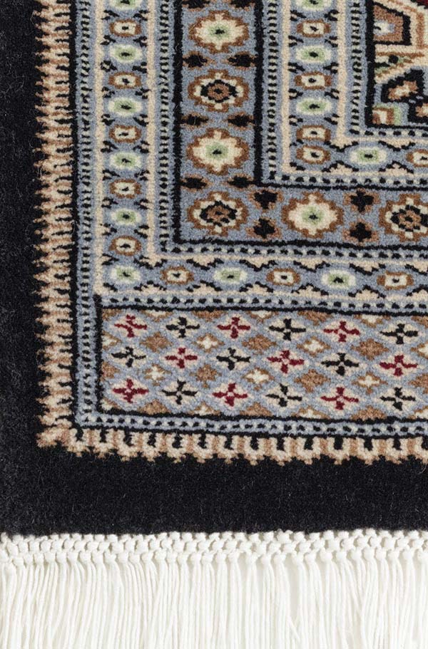 1平方インチあたり縦糸12本、横糸24本の細かい織りで知られるパキスタンの高品質絨毯。生産地: パキスタンのラホール。詳細。