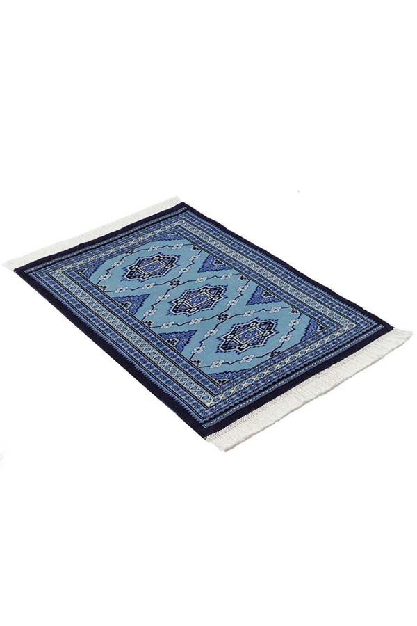 高品質パキスタン手織り絨毯、ブルー系統の色合いで緻密な織りの模様。品番32778、サイズ66cm x 93cm。使用素材は100%ニュージーランド産ウール、1平方インチのなかに縦糸12本、横糸24本の12/24の織り。生産地: パンジャーブ州ラホール。最上ランクのパキスタン絨毯のサイドビュー