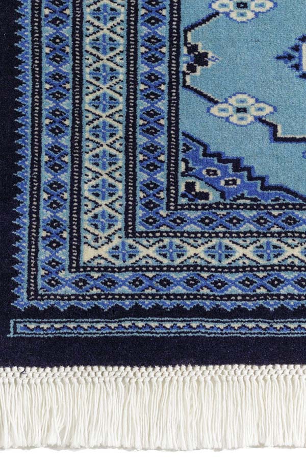高品質パキスタン手織り絨毯、ブルー系統の色合いで緻密な織りの模様。品番32778、サイズ66cm x 93cm。使用素材は100%ニュージーランド産ウール、1平方インチのなかに縦糸12本、横糸24本の12/24の織り。生産地: パンジャーブ州ラホール。最上ランクのパキスタン絨毯の詳細