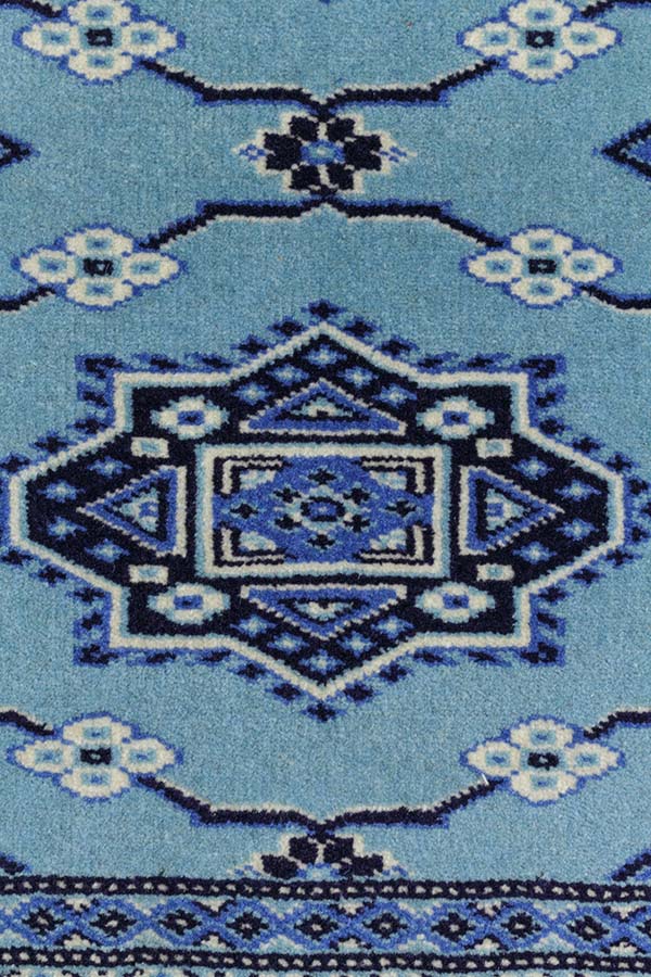 高品質パキスタン手織り絨毯、ブルー系統の色合いで緻密な織りの模様。品番32778、サイズ66cm x 93cm。使用素材は100%ニュージーランド産ウール、1平方インチのなかに縦糸12本、横糸24本の12/24の織り。生産地: パンジャーブ州ラホール。最上ランクのパキスタン絨毯の模様。