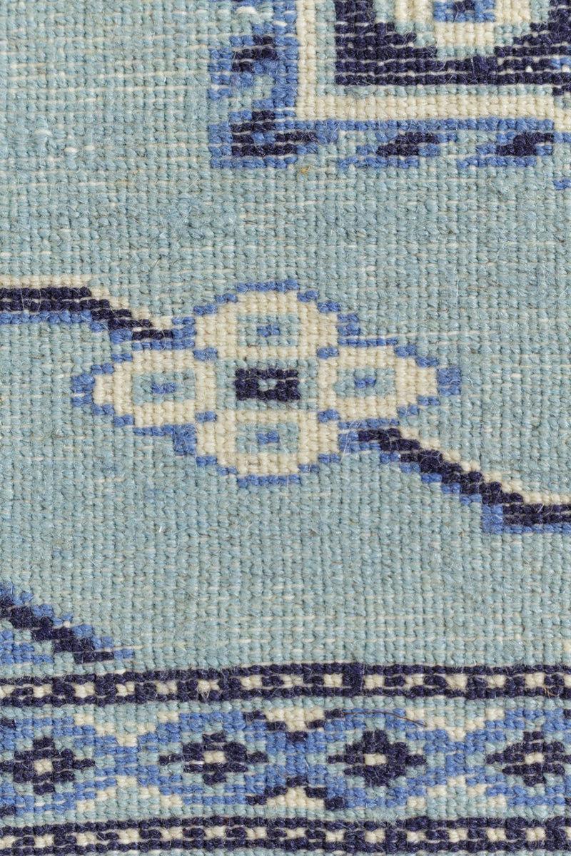 高品質パキスタン手織り絨毯、ブルー系統の色合いで緻密な織りの模様。品番32778、サイズ66cm x 93cm。使用素材は100%ニュージーランド産ウール、1平方インチのなかに縦糸12本、横糸24本の12/24の織り。生産地: パンジャーブ州ラホール。最上ランクのパキスタン絨毯の織りの密度