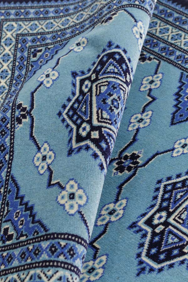 高品質パキスタン手織り絨毯、ブルー系統の色合いで緻密な織りの模様。品番32778、サイズ66cm x 93cm。使用素材は100%ニュージーランド産ウール、1平方インチのなかに縦糸12本、横糸24本の12/24の織り。生産地: パンジャーブ州ラホール。最上ランクのパキスタン絨毯の柔らかさ。