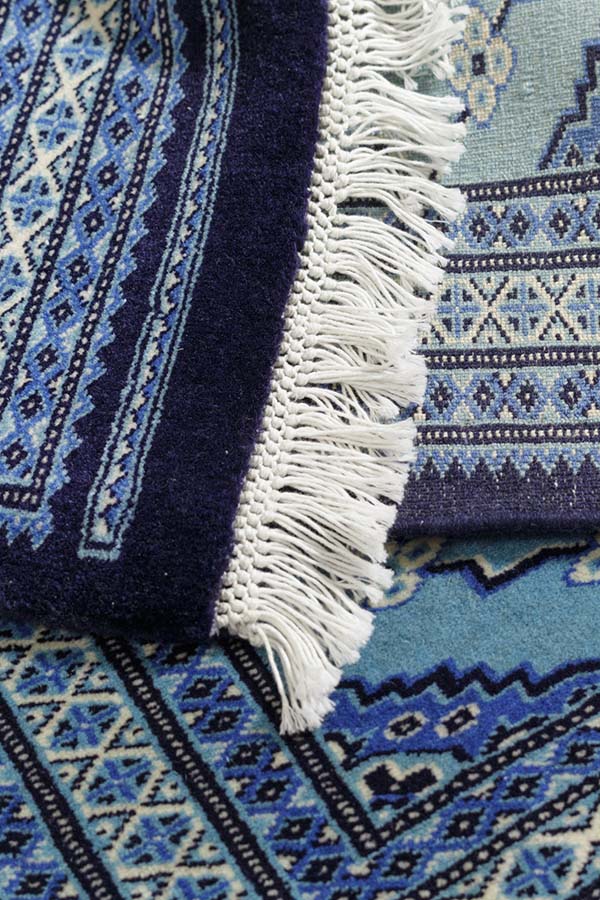 高品質パキスタン手織り絨毯、ブルー系統の色合いで緻密な織りの模様。品番32778、サイズ66cm x 93cm。使用素材は100%ニュージーランド産ウール、1平方インチのなかに縦糸12本、横糸24本の12/24の織り。生産地: パンジャーブ州ラホール。最上ランクのパキスタン絨毯の詳細。