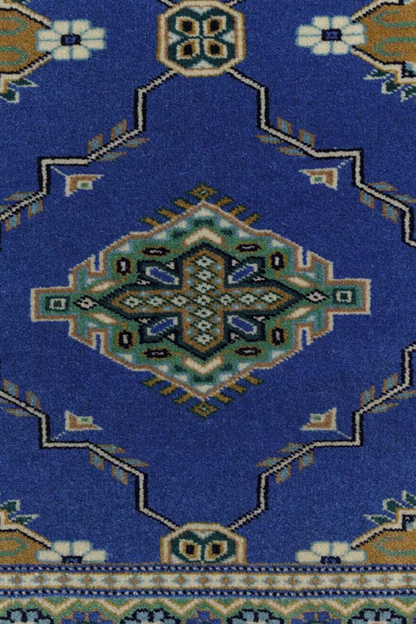 色鮮やかな美と伝統が融合した青色のパキスタンの絨毯