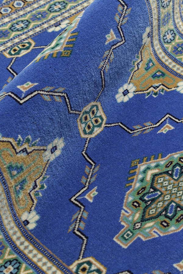 手織りのパキスタン絨毯、美しい模様と色合い