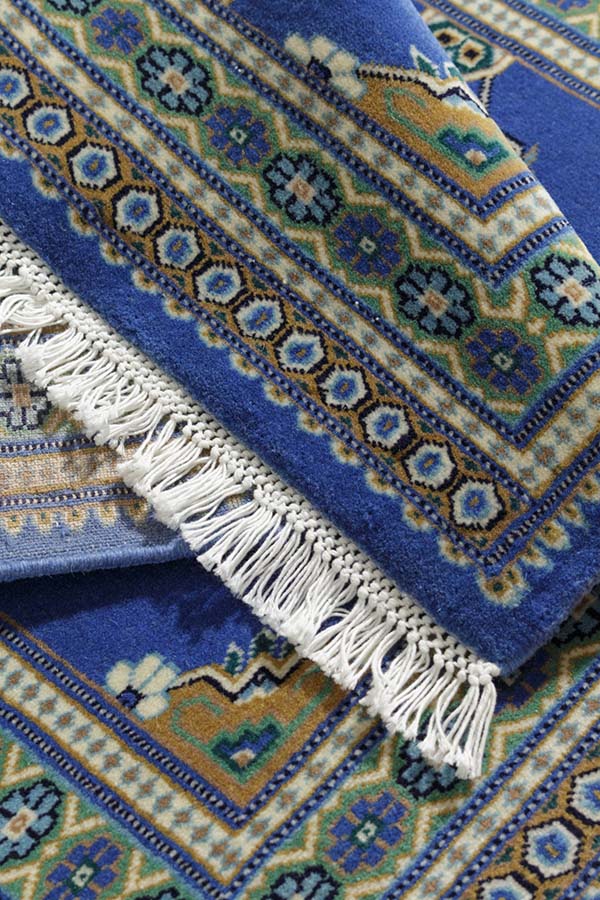 手織りのパキスタン絨毯、美しい模様と色合い