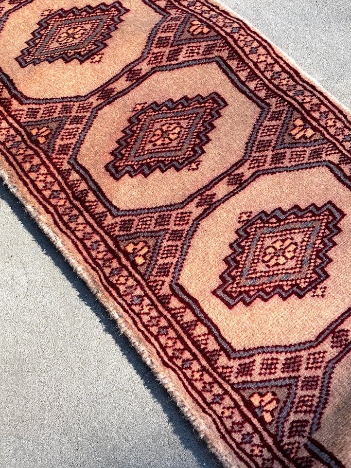 独特の順目・逆目の変化が見られる絨毯。色の変化をお楽しみください。