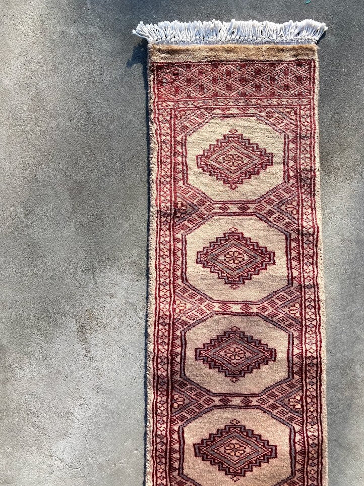 ラホール産の手織りパキスタン絨毯。ベージュベースカラー。