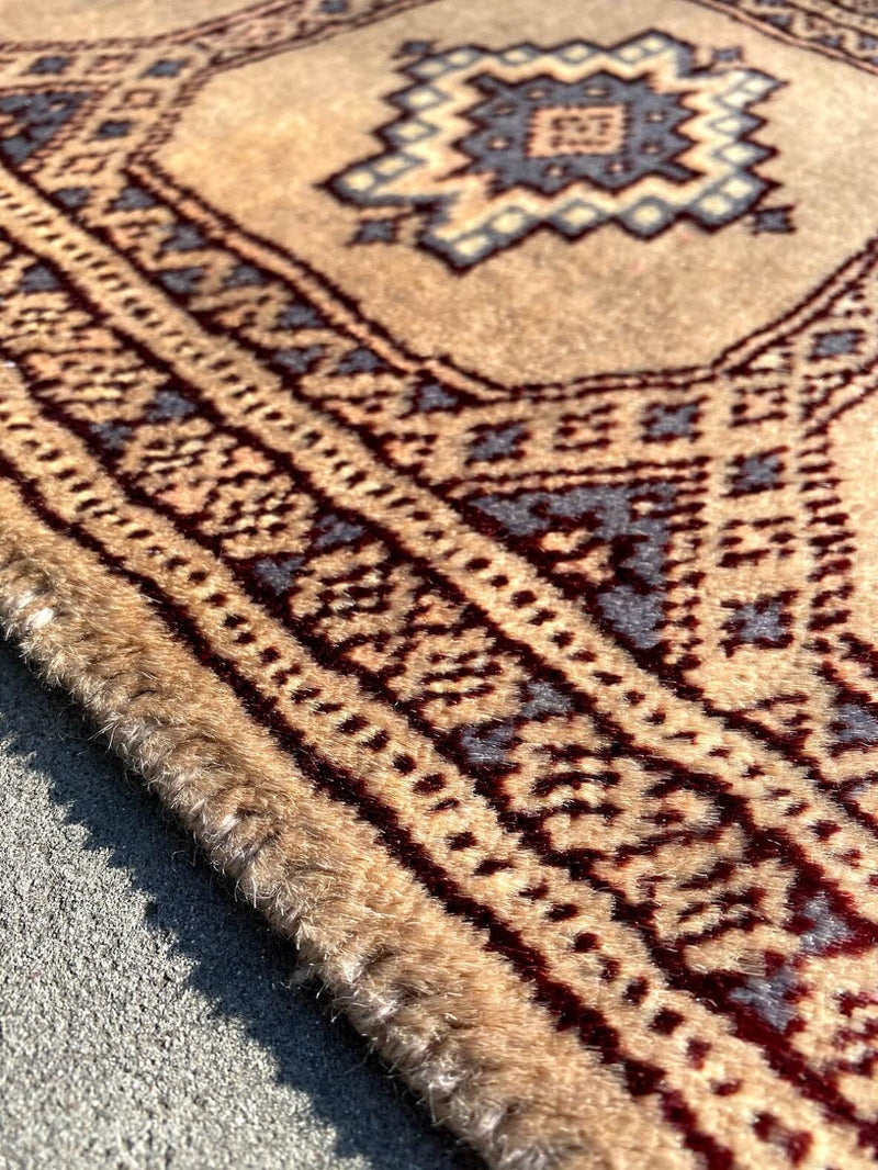 順目と逆目の絨毯デザイン。視点により色の印象が変わる美しい工芸品。