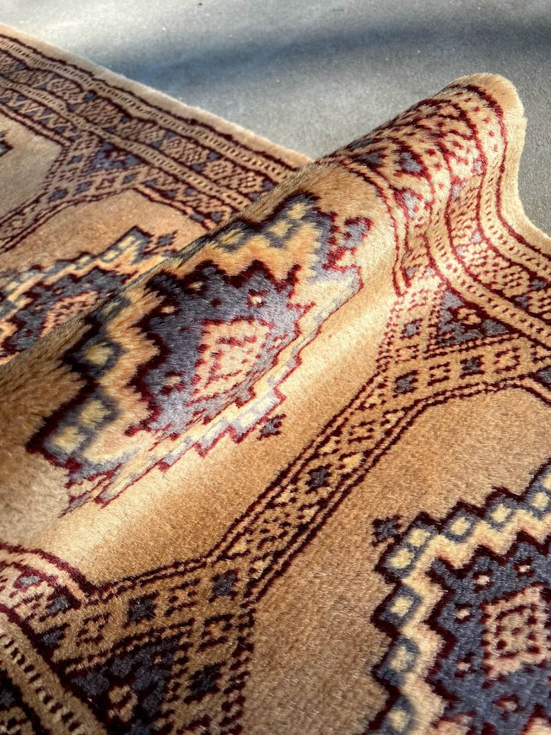 滑らかな肌触りとシルクの艶感が魅力のウール絨毯。織りの美しさをお楽しみください。