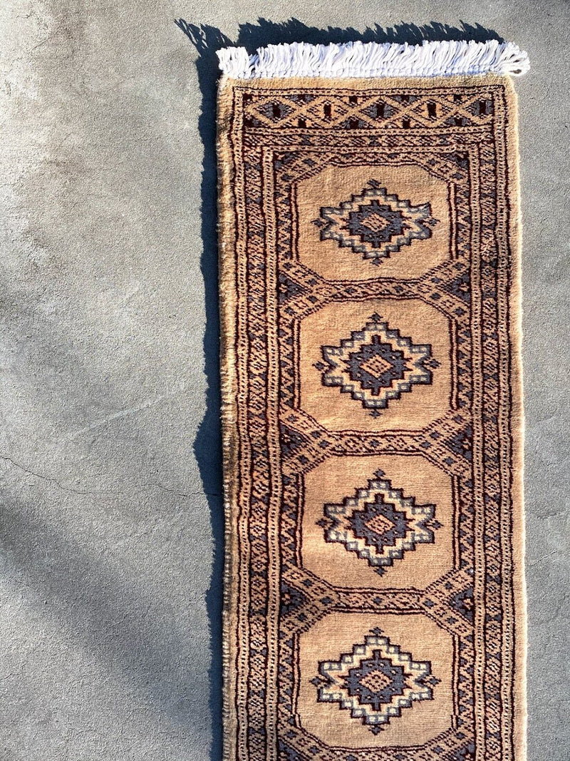 パキスタン産のユニークな手織り絨毯。品番: 35308。ベージュが基調の優しい色調。