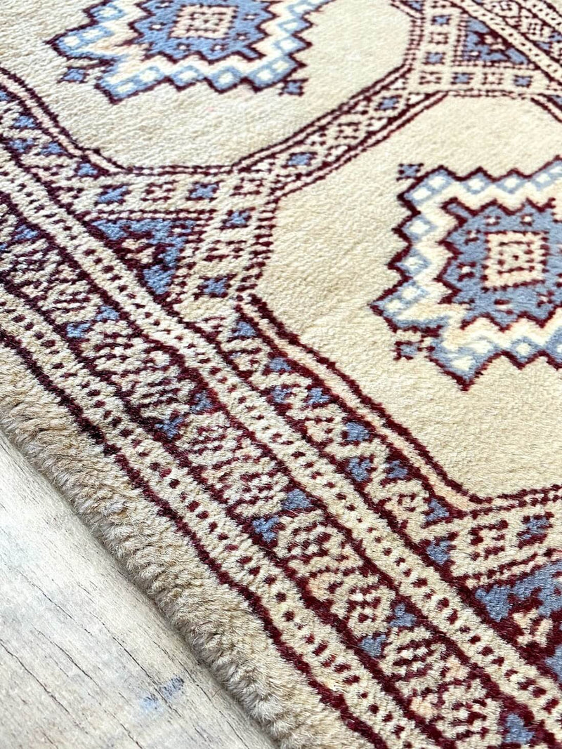 パンジャーブ州ラホール産。ベージュとシルクのコンビが特徴的なパキスタンウール絨毯。品番: 35308。