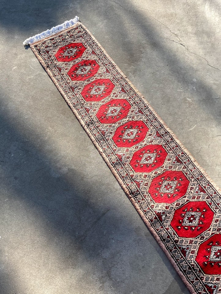 パキスタン、ラホール産の手織り絨毯。色合いが見る方向によって変わる順目と逆目の特徴を持つ。