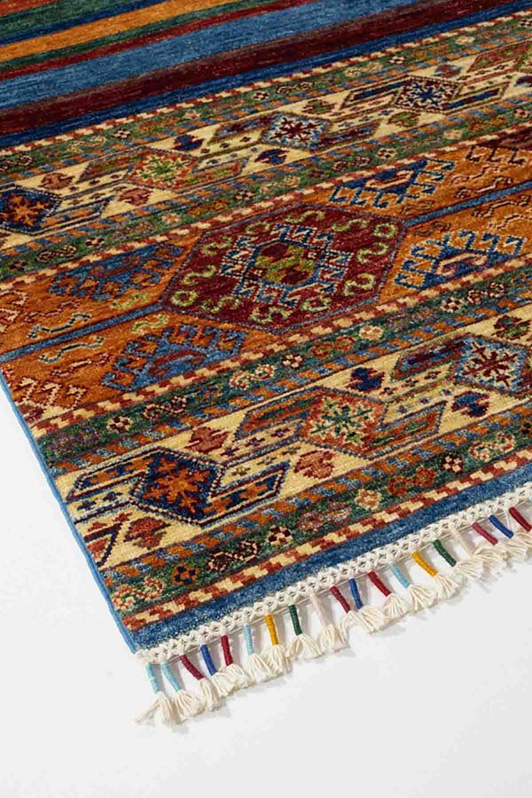 草木染めされたウールで編まれたアフガニスタンの絨毯