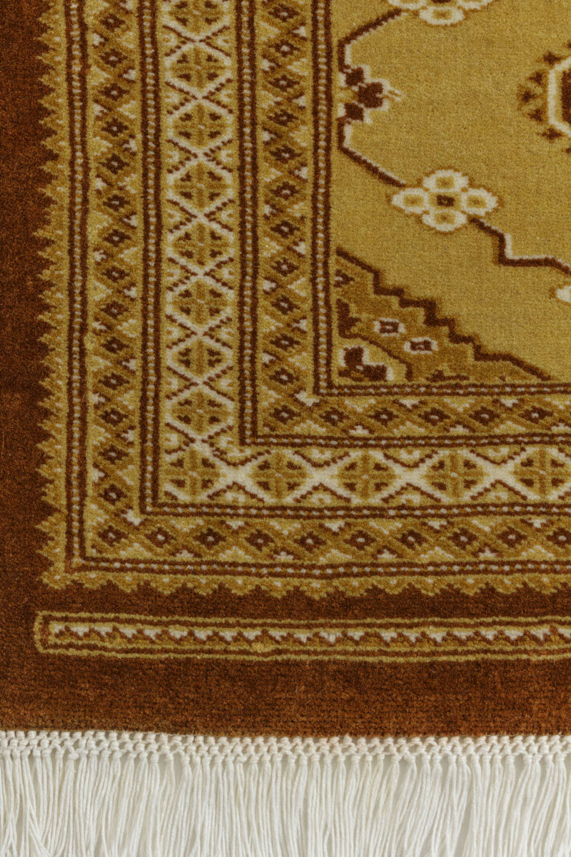 ラホール産、ファインクオリティの手織りパキスタン絨毯。肌触りが良く、織りの細かさは1平方インチあたり12本の縦糸と24本の横糸。