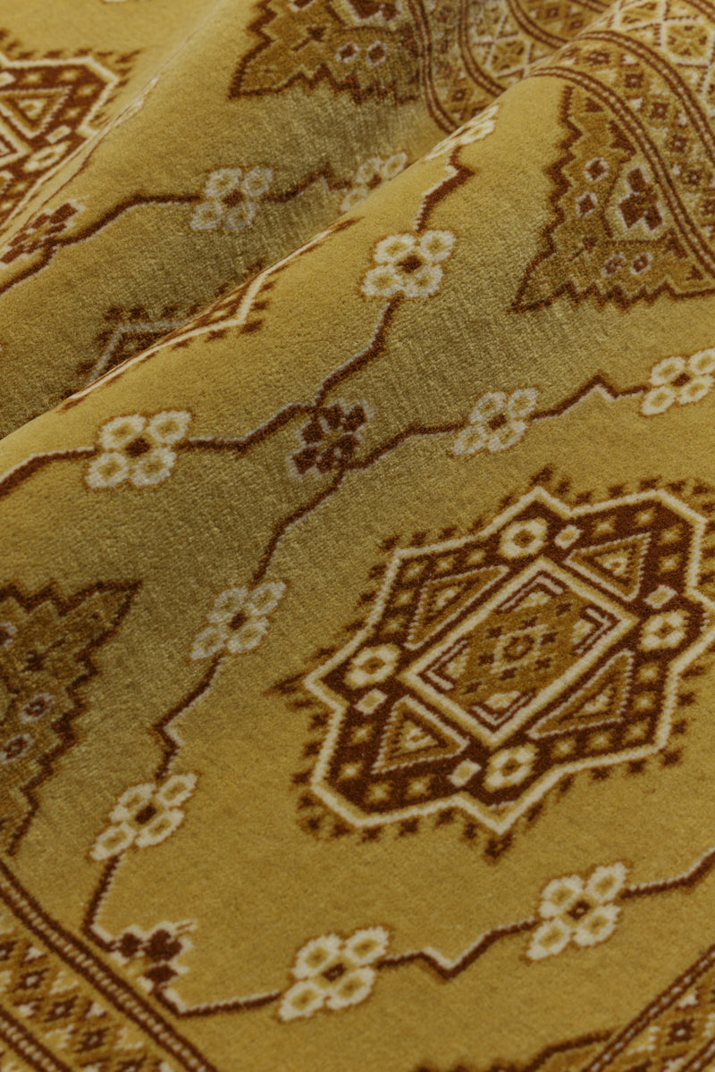 ラホール特産の絨毯。商品番号36030。ニュージーランド産ウールで織り込まれ、ベージュと山吹色の混合色が特徴。柔らかく薄いパイル。