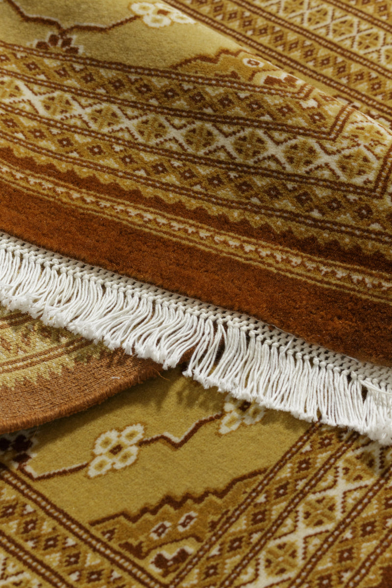 丁寧な手織りと上品な色合いが特徴のパキスタン絨毯。12/24の織り細かさで、1平方インチに縦糸12本、横糸24本。明るい茶色の枠縁とともに、高級感を感じさせる逸品。