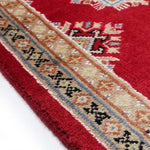 赤色のパキスタン絨毯