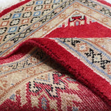 赤色のパキスタン絨毯