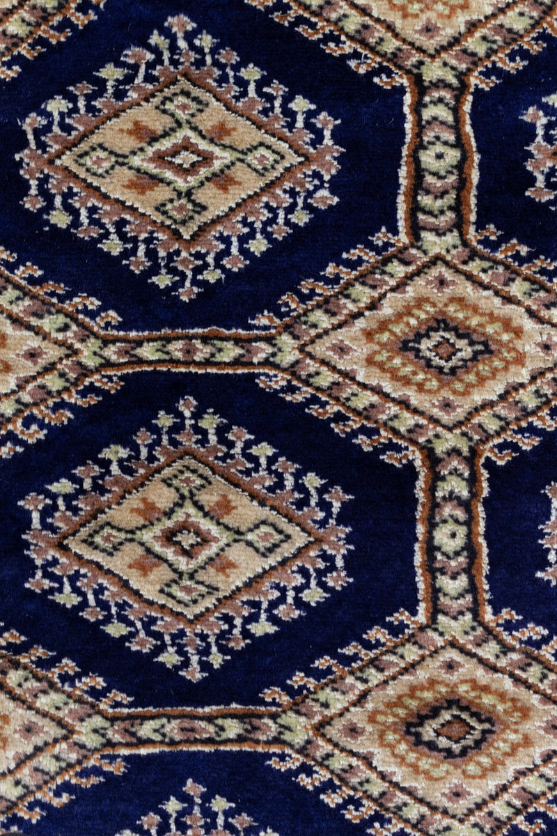 ネイビーのパキスタン絨毯リビングサイズ