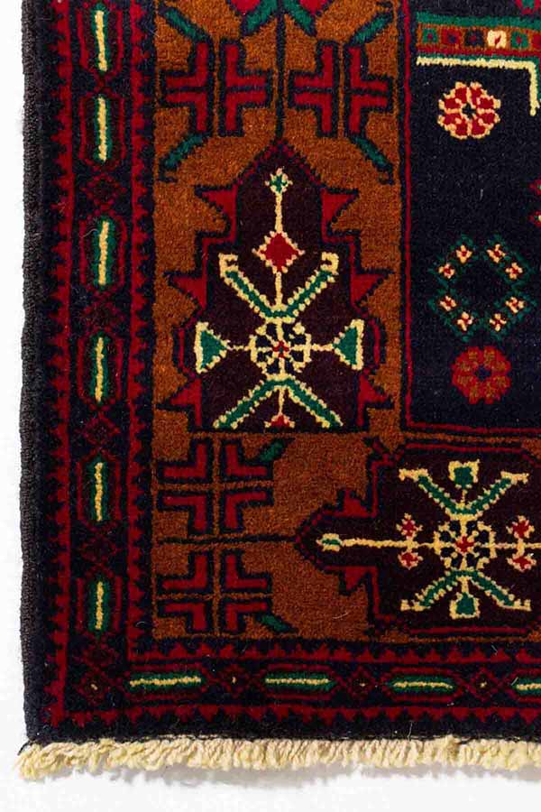 アフガニスタン製ウールのトライバルラグ、深みのある赤に幾何学模様とアクセントカラー