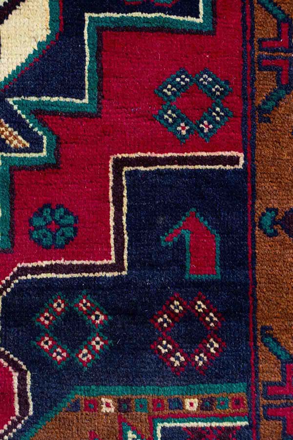 アフガニスタン製ウールのトライバルラグ、深みのある赤に幾何学模様とアクセントカラー