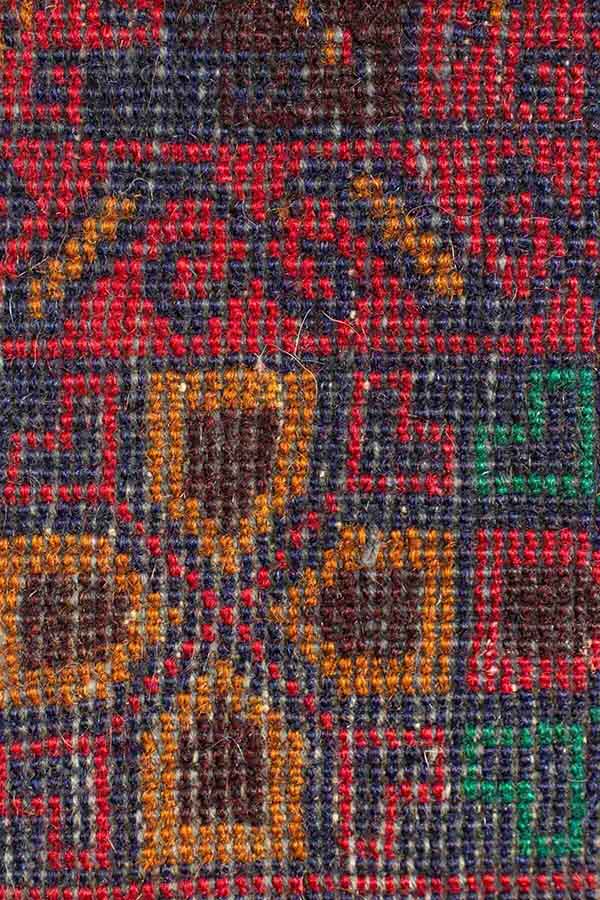 アフガニスタン製ウールのトライバルラグ、赤色ベースのギュル花模様デザイン