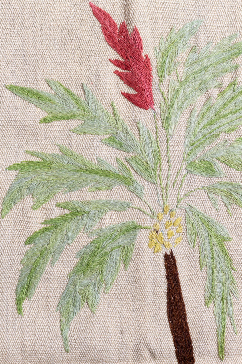 ナチュラルな色合いのアフガニスタン製キリム、ヤシの木の刺繍が特徴。