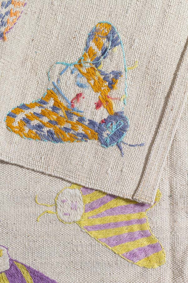 アフガニスタン手織りキリム、ウール製で蝶々デザイン