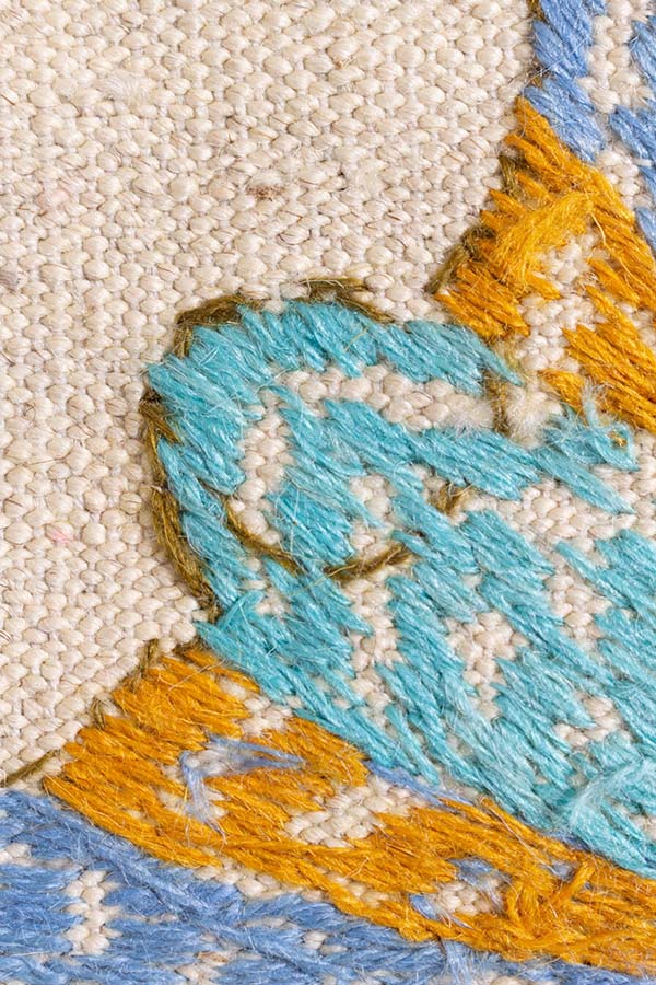 ウール製キリム、ナチュラル色で蝶々の刺繍が美しい、アフガニスタン生産。