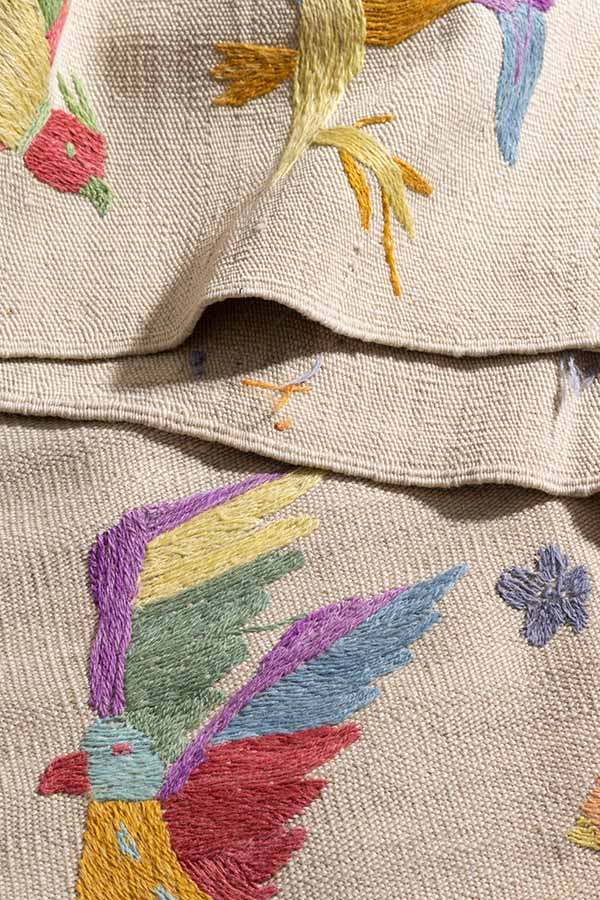 鳥の刺繍が特徴の手織りキリム