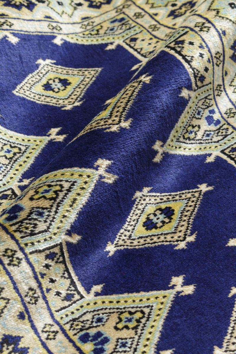 約61cm x 95cmサイズのパキスタン絨毯