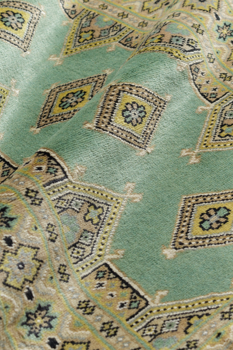 艶やかでミントグリーンベースの手織り絨毯、品番：38883。