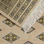 美しい幾何学模様が描かれたウールのパキスタン絨毯