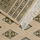 美しい幾何学模様が描かれたウールのパキスタン絨毯