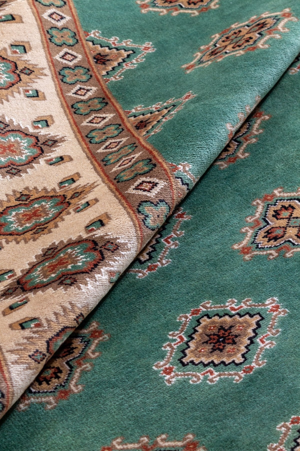 ペルシャの伝統を受け継いでいるパキスタン絨毯