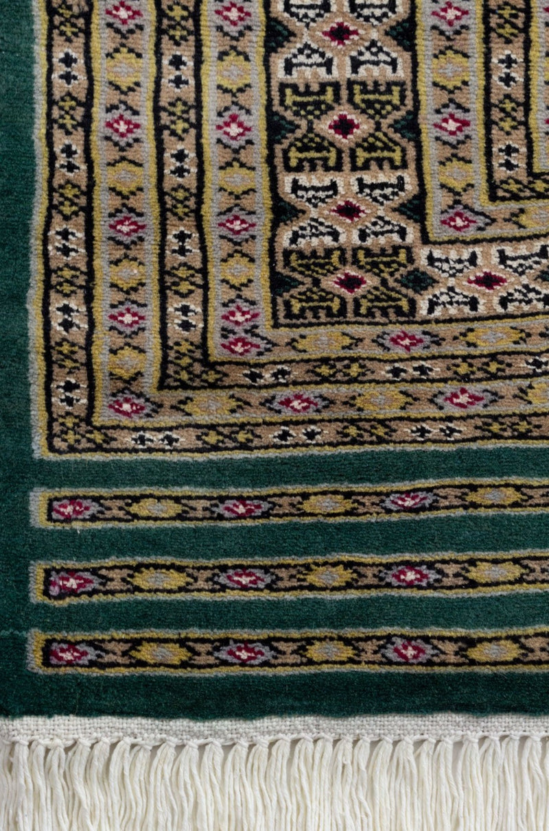 ラホール製の手織り絨毯。ベースカラーは爽やかなグリーンで、模様部分の白はシルク使用。